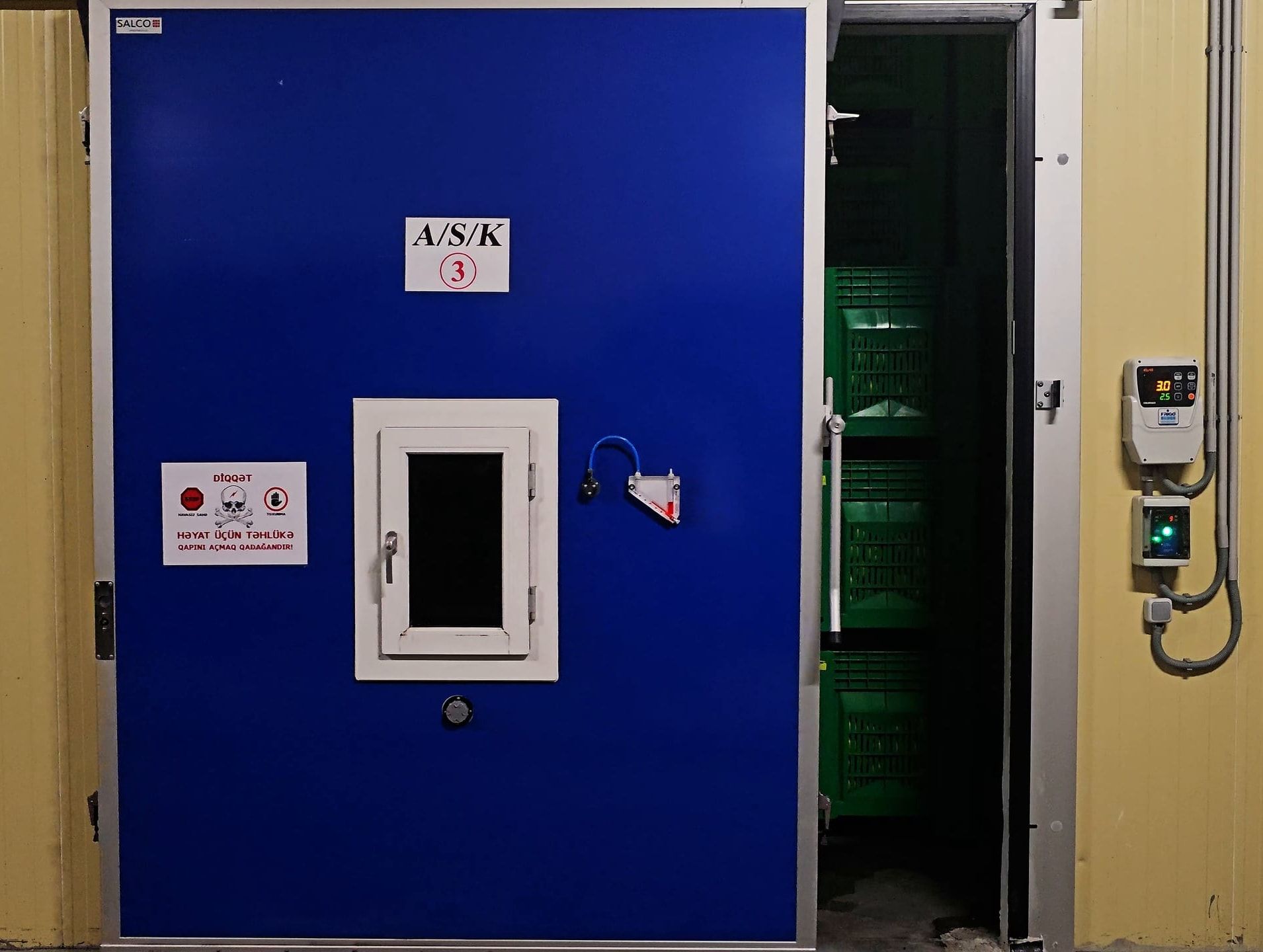 Sealed door of a ULO controlled-atmosphere chamber